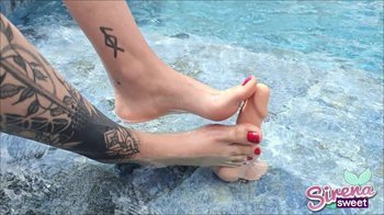 SirenaSweet - Public Footjob im Nachbarpool