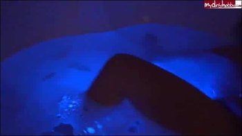 Hochimins - Im oeffentlichen Whirlpool masturbiert