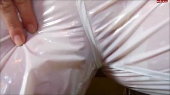 DeutscheHausfrau - Ich piss mir rein (PVC ANZUG - Fetisch)