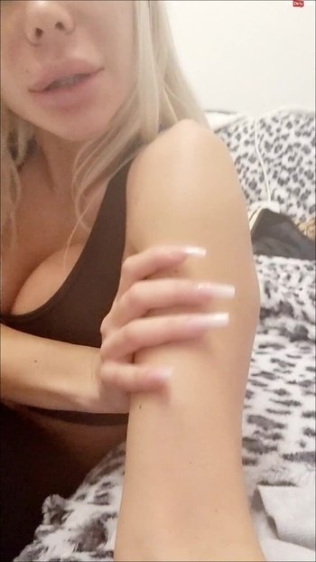 DanielaCoraHansson - Ungeschminkte Wichsanleitung mit French Nägeln