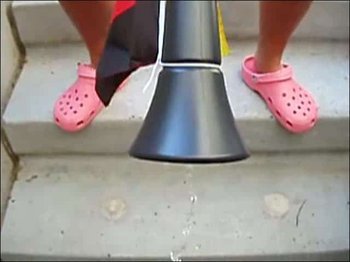 tittidd - In die Vuvu gepisst