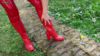 Avengelique - Wetlookarsch im Park part 1