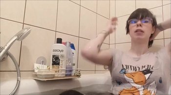 Elli_Young - Tropfnass und geil