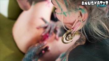 Anuskatzz - Unerfahrenes tätowiertes hippie mädchen bekommt anal lektion
