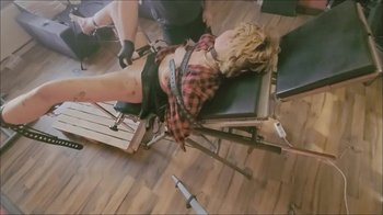 Emily-Addams - Dreckstück Emily auf Gyn-Stuhl gefingert und mit Massagestab gequält