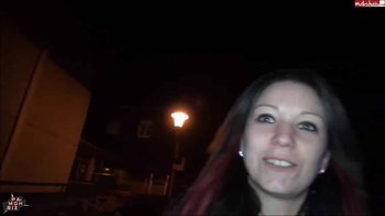 Natalie_Hot - Outdoor in Gulli gepisst