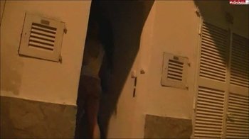 Toni-Morena - Privatclip - Betrunken an Hauseingang gepisst