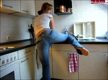hotprincess - Beim Telefonieren Pipi in Jeans gemacht