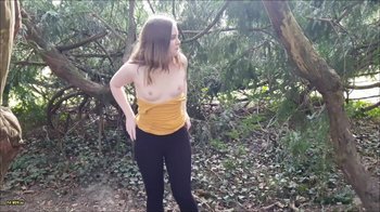 LovlyLuna - Mega riskante Pissaktion im Park