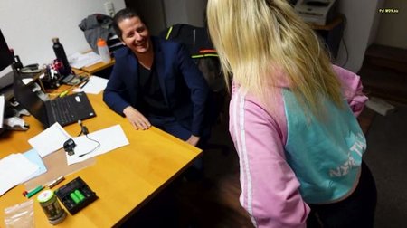 Mia_Adler - FAIL - Hausverwoita Rollenspui gäd voi in´d Hos´n - Witzigster Porno auf MDH EVER