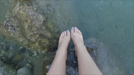 Viola_Beck - Public Squirt und süße Füße