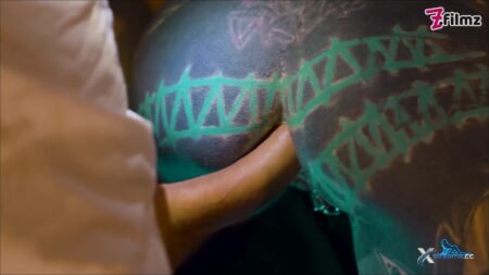 Z-Filmz - Der wachdienst von BBC erwischte ein Tätowiertes Mädchen das ihre muschi durchfickt