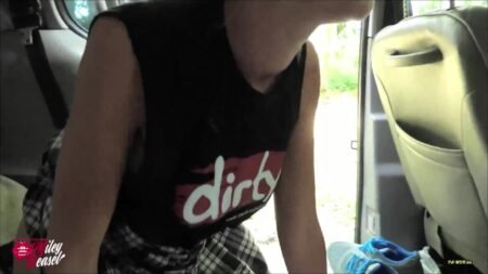 Miley-Weasel - Versaute Blondine Mitten Auf Dem Vollen Parkplatz Gefickt