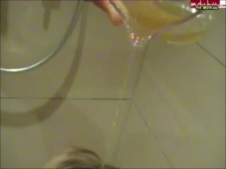 man4you66 - Haarwäsche und Mundspülung mit Pisse