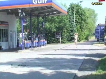 Lysann - Nackt an der Tanke