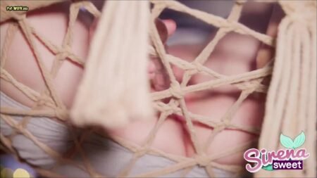 SirenaSweet - Pussy super Close-Up auf der Schaukel in romantischem Licht