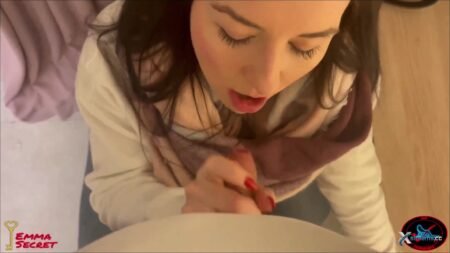 DerPornoBeamte - Brave Maus - Von wegen - Weihnachtsmarkt-Flirt endet in hemmungslosem Umkleide Fick - EmmaSecret