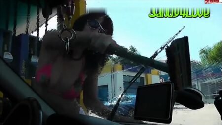 Sandy4Love - Tittenflash an der Tanke