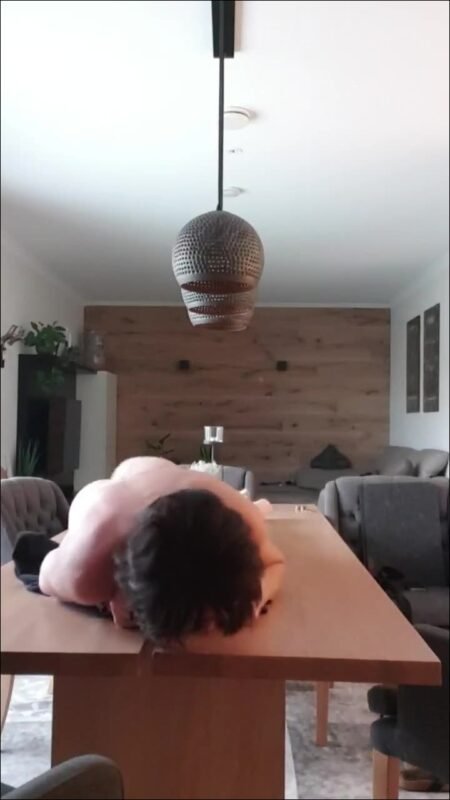 JulieEroticDress - Sklavin muss orgasmus auf ihrem tisch zeigen