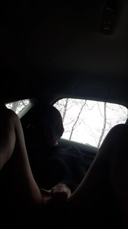 JulieEroticDress - MILF Spritzt Neben Auto Draussen