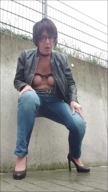 JulieEroticDress - Squirting in jeans