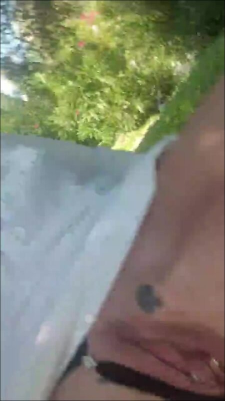 JulieEroticDress - Spritzen Auf Öffentlicher Bank