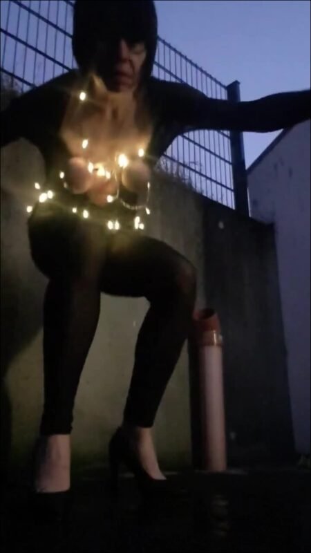 JulieEroticDress - Beleuchtetes Spritzen Draussen