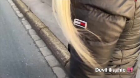 SteffiBlond - Public ERWISCHT auf der Straße - Heftig beim rewetting und anpissen entdeckt