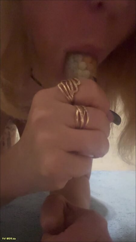 LarisaCum - Ich habe eine süße Muschi und einen großen, saftigen Hintern und ich liebe es, meine Muschi zu rasieren