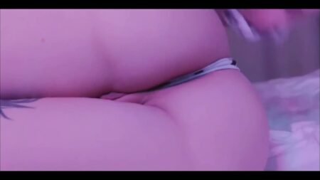 Peachgardens - Süßes cowgirl spielt mit sich selbst vor der kamera, dicker arsch