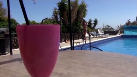 Lisa-Cat - Spermagierige Bade Nixe bekommt eine Sperma Erfrischung