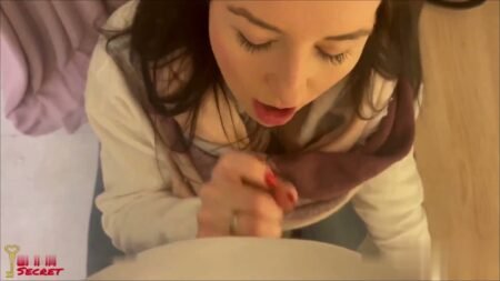 DerPornoBeamte - Brave Maus Von wegen - Weihnachtsmarkt Flirt endet in hemmungslosem Umkleide Fick