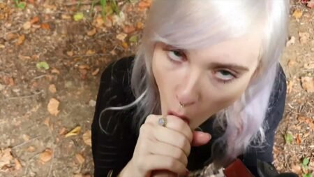 LovlyLuna - Riskanter öffentlicher Blowjob im Wald