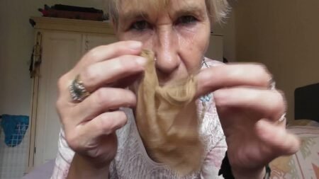 destinyqueen - Nylonsöckchen qualmen mein treuer geniesser