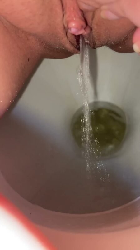 Nikky Elise - Pissen und mich selbst berühren