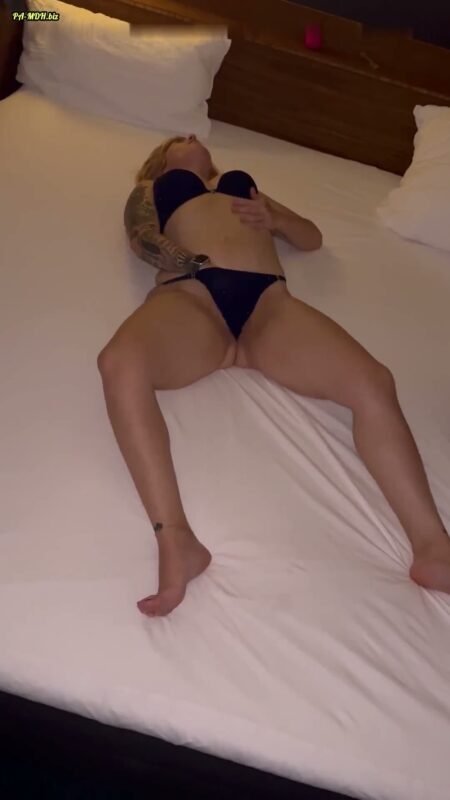 Bonieclydeerotik - Hotel Zimmer Selbstbefriedigung Blondine besorgt es sich zitternd zuckend stöhnend