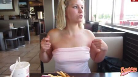 DaddysLuder - HAMMER Pissstrahl MITTEN im Burger Laden