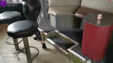 RosellaExtrem - Besamter Wetlook Leggings Arsch von meiner Freundin HollyBanks sauber geleckt