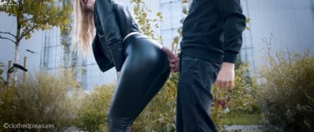 clothed-pleasures - Er spritzt auf meine Latexleggins in der Öffentlichkeit