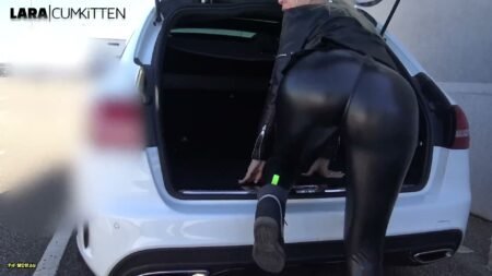 Lara-CumKitten - FICK MICH PUBLIC im Parkhaus - XXL Leggings CUMSHOT