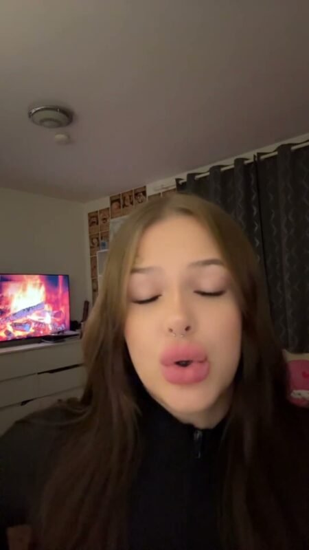 Coco2004 - Teen FinDom raucht und erniedrigt dich