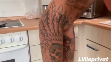 LilliePrivat - Tief im Arsch - Versaute Spiele in der Küche