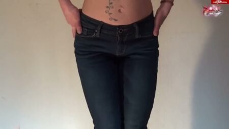 FetishWorld - JEANS PISS in Gummistiefeln