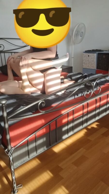 Swissapple - Er kommt ins Zimmer, benutz und fickt mich bis er mir einen Creampie gibt