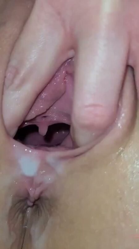 itspinkmelina - Ich ziehe meine Pussy mit zwei Fingern sehr weit auf, du kannst tief rein gucken