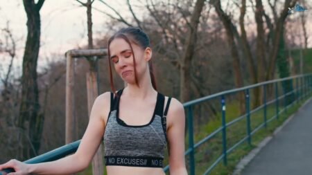 Forevertight - Isabella Both probiert Yoga aus - Clip 1 - Fitness Girl in Yogapants macht ihre Übungen in der Öffentlich