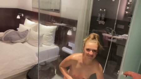 BunnyDiamond - FUCK - SO HORNY in der Hoteldusche