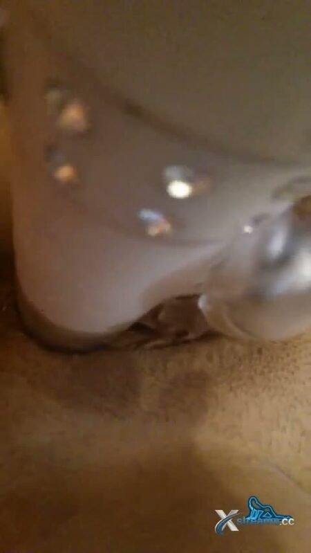 Sklavenhurekreiskleve - Sklavin mit vibrator muss es während der demonstration selbst machen