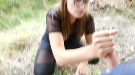 Victoria_Peter - Handjob am Wegesrand beim Wandern