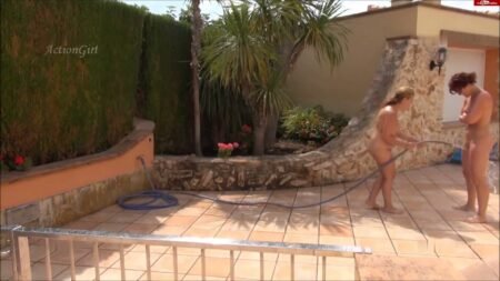 ActionGirl - 2 nackte Schlampen spielen mit dem Schlauch